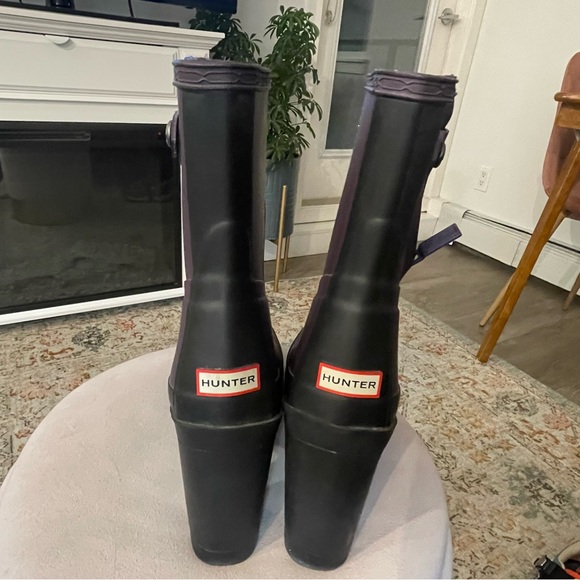 NWOT Hunter Heeled Chelsea Rain Ankle Boots in Black and Purple - Picture 5 of 8